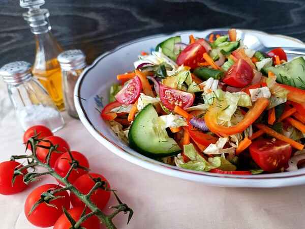 Ensalada colorida con vegetales frescos en un plato